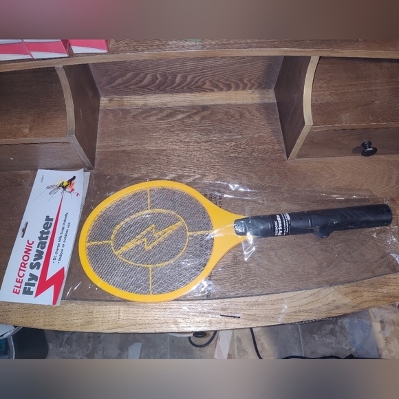 Electronic Fly Swatter - Picture 6 of 7